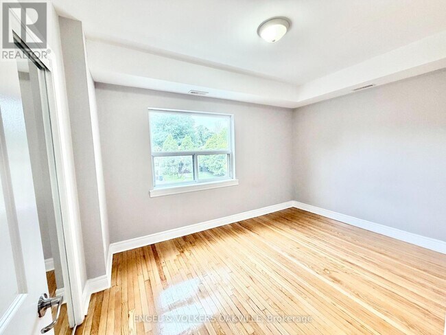 Photo du bâtiment - 15 Thirty Third St