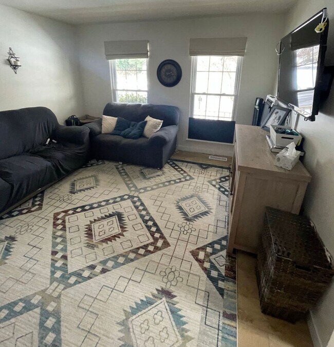 Building Photo - Gorgeous on Gardenia - 3 bed + 2 FB + 2 1/...