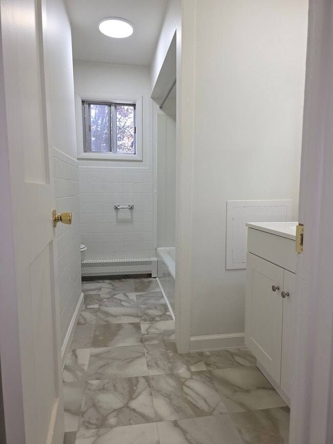 Building Photo - 2 bedroom upper