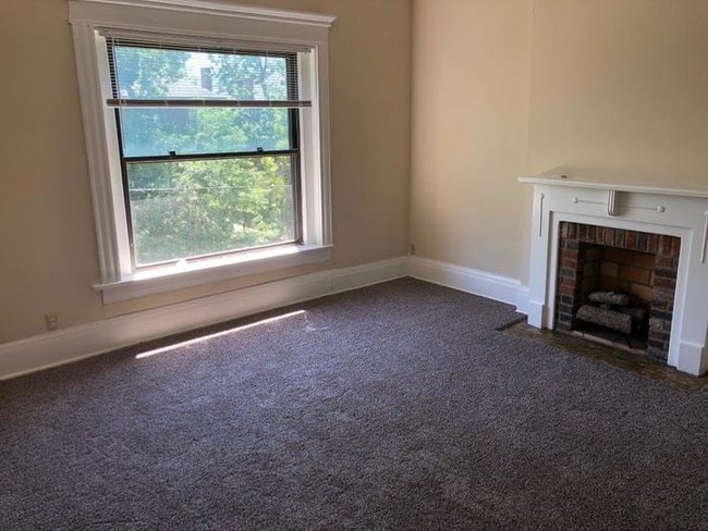 Building Photo - 1BD/1BA Top Floor apartment