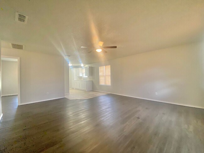 Foto del edificio - 3 bedroom near I-27 now available.