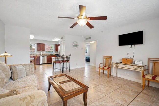 Building Photo - 801 Hummingbird Way