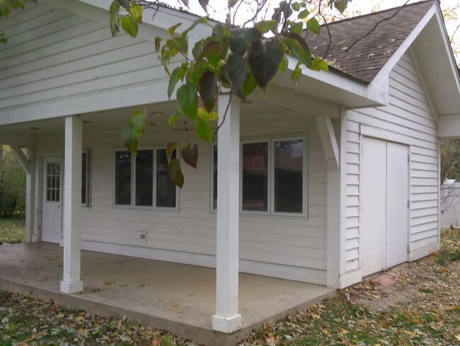 Building Photo - 6027 Lincoln Ave