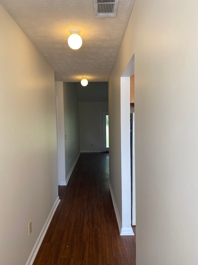 Entry - 1963 Bluff Ct