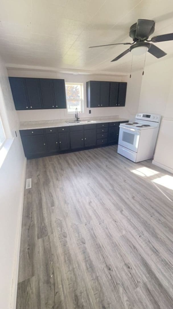 Building Photo - 4 Bedroom Single Family Home Available!