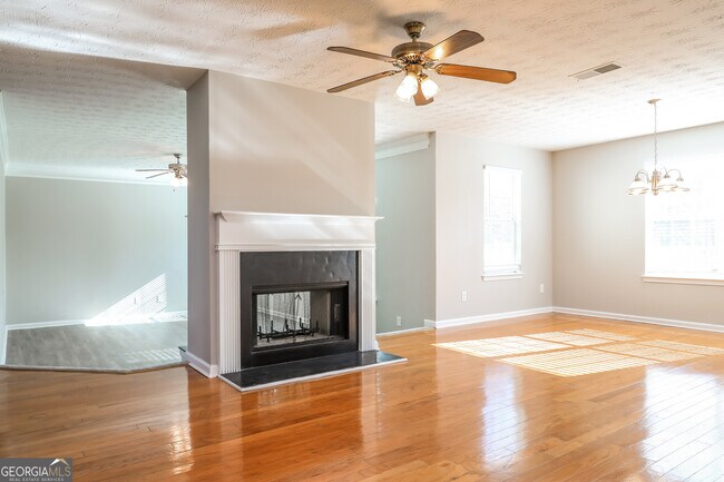 Foto del edificio - 250 Shadowbrooke Dr