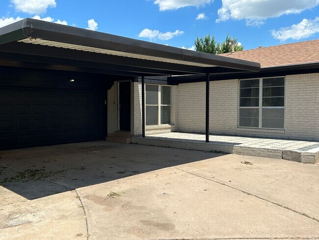 Building Photo - DRIVE-THRU Double Car Garage in the MacArt...