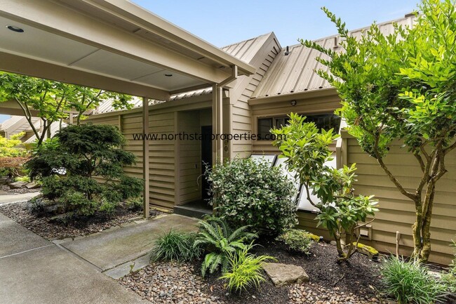 Building Photo - Stunning Riverfront Townhome in Sellwood