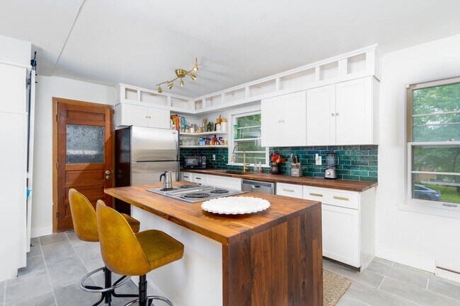 Building Photo - 376 Crown Point