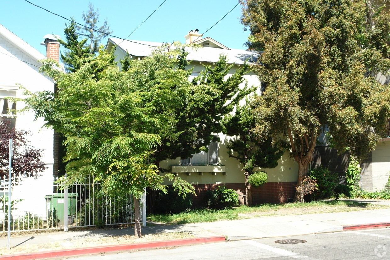 Building Photo - 2550 College Ave