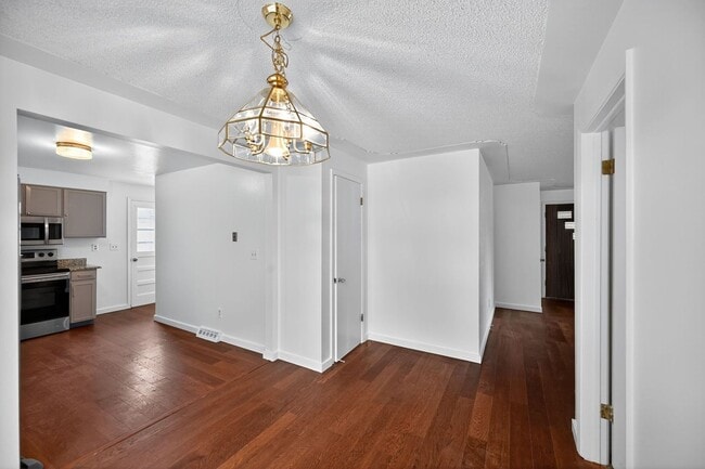 Building Photo - 5 Bedroom single family home in Lakewood