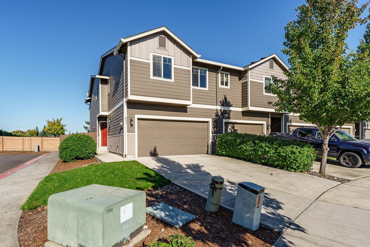 Primary Photo - 3 Bedroom 2.5 Bath Town Home