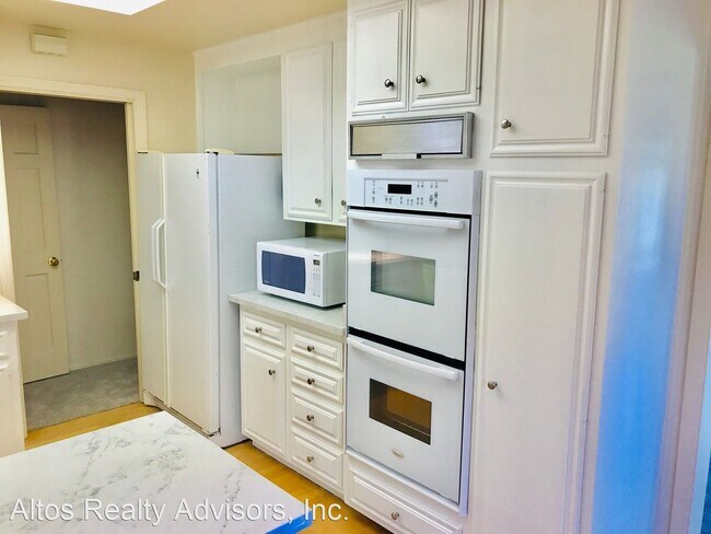 Building Photo - 3 br, 3 bath House - 8 Versailles Street