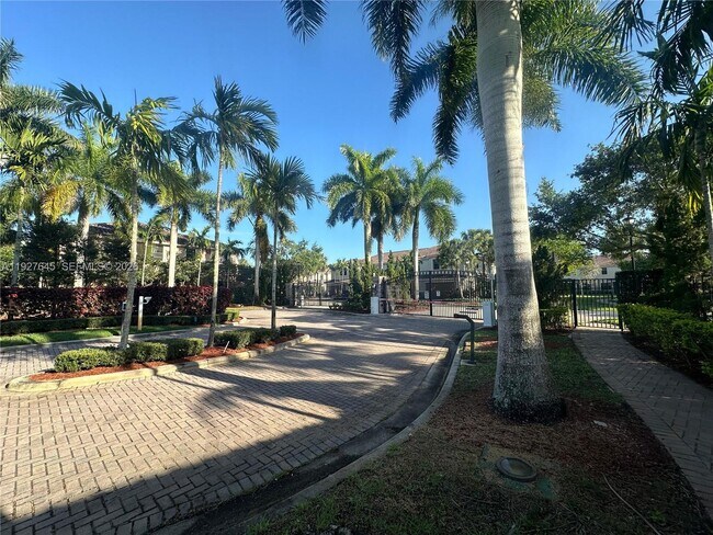 Foto del edificio - 13017 Riverwalk Cir S