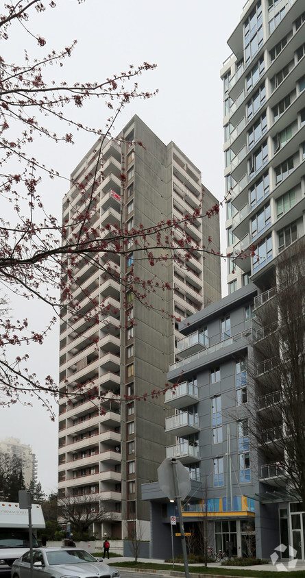 Photo du bâtiment - Carlton Court Apartments