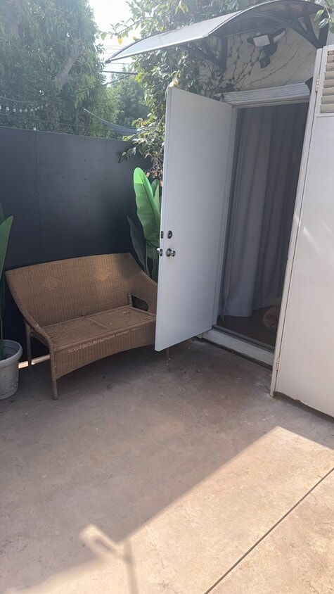 Primary Photo - 6661 Lindenhurst Ave