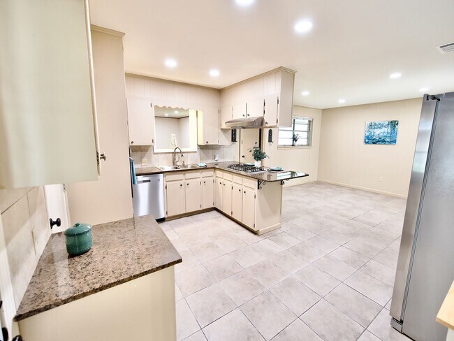 Foto del edificio - 4 Bedroom Home in a wonderful location nea...