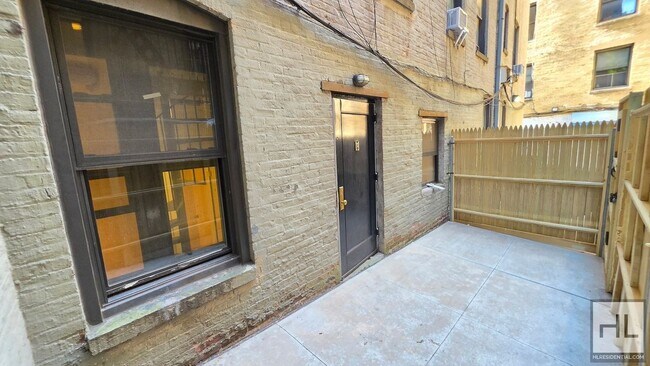 Building Photo - West Village 3BR/2BA Duplex with Private Patio
