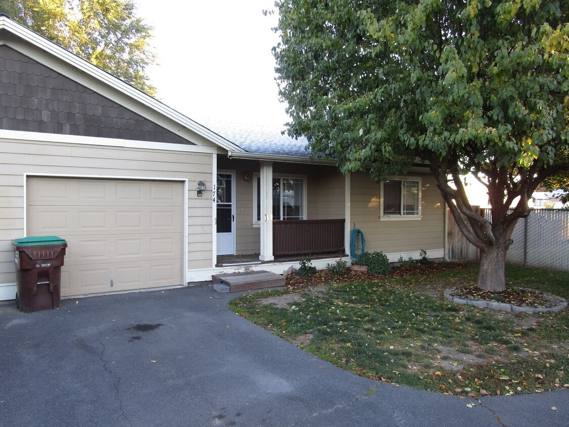 Primary Photo - End Unit in Triplex Near Golf Course on Cu...