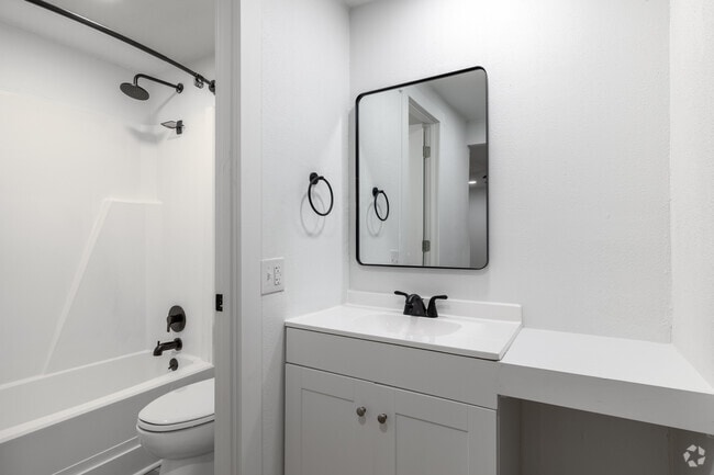 2BR, 2BA - 864SF - Bathroom - Flats at 2875