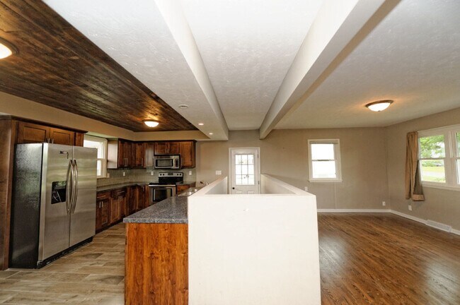 Building Photo - 4 Bedroom / 2 Bath Home Available Now!