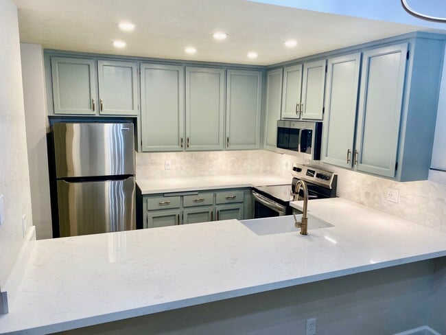 Building Photo - 270 Dahlia Ave