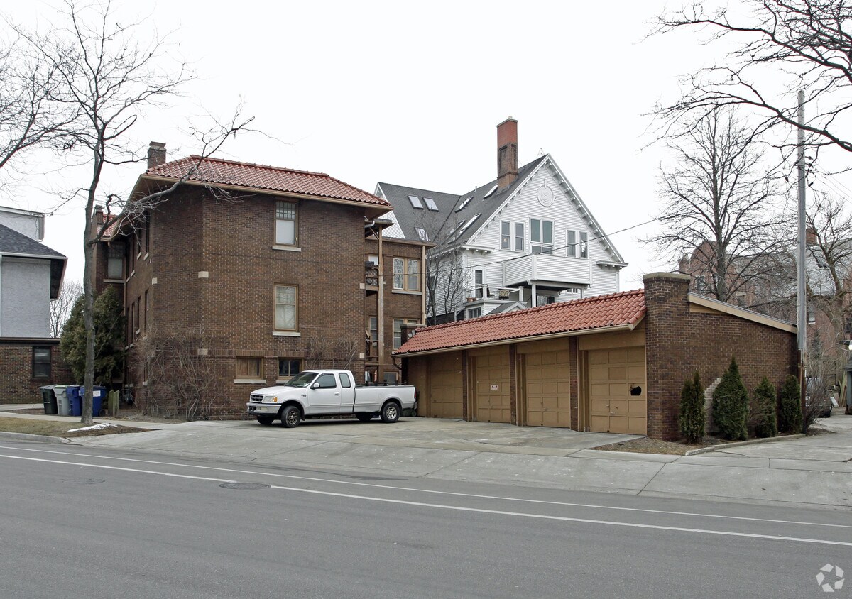 Foto del edificio - 2281-2283 N Lake Dr