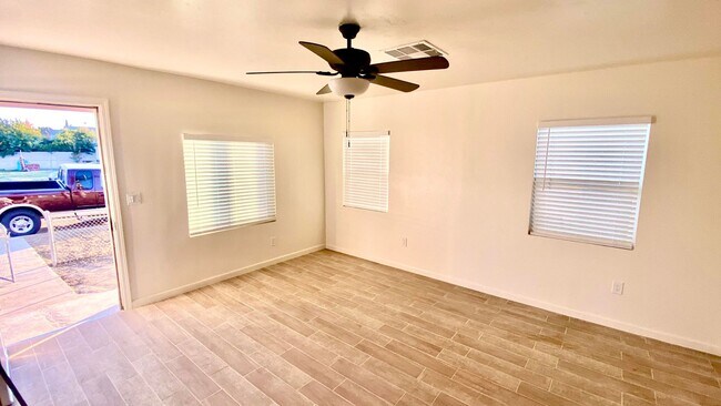 Foto del edificio - Explore this attractive property in Delano...