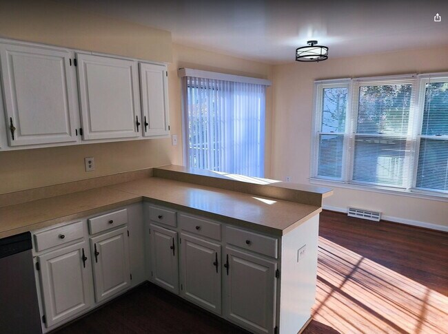 Building Photo - Charming Fair Woods Townhome Awaits