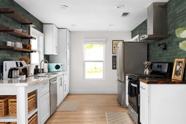 Foto del edificio - 8814 Laverty Pl