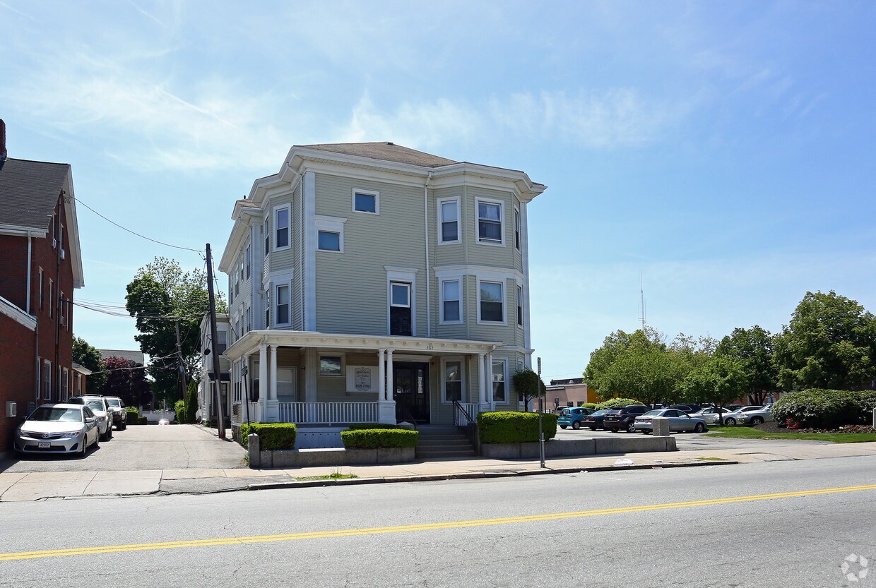 Building Photo - 562 Main St
