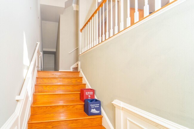 Foto del edificio - Updated Faircrest 4 BD 3.5 BA Townhome