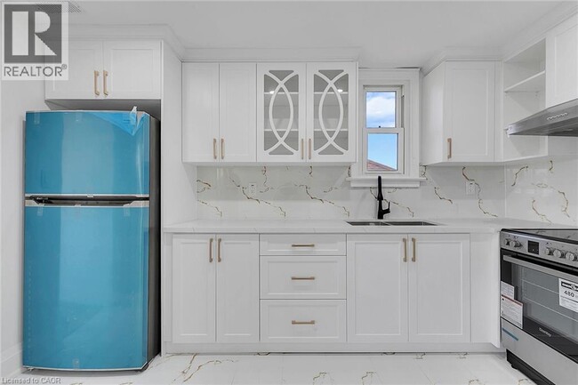 Building Photo - 581 Lancaster St W