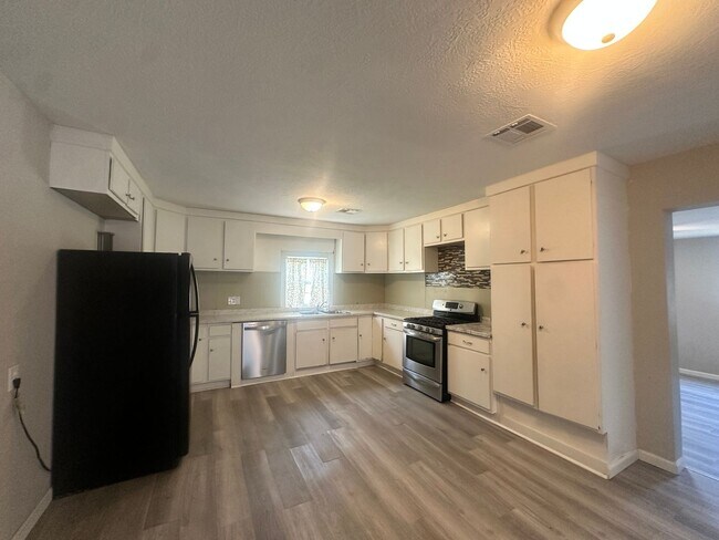 Building Photo - Spacious 3/2 available NOW