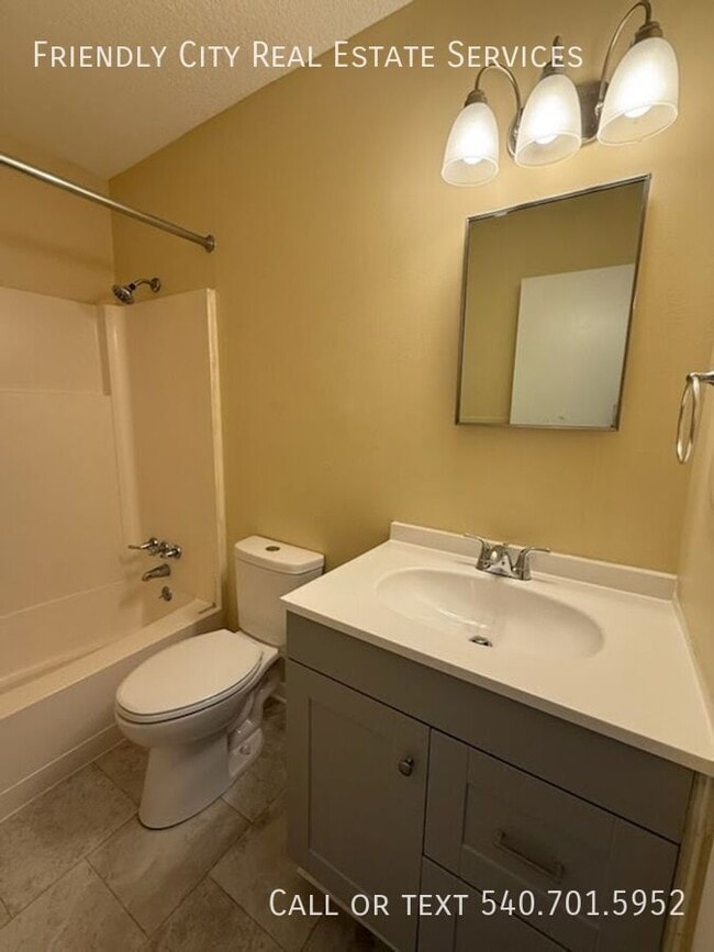 Building Photo - 12B Holly Ct-