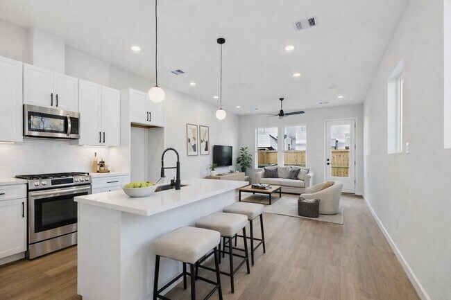 Foto del edificio - 5028 Creekmont Dr