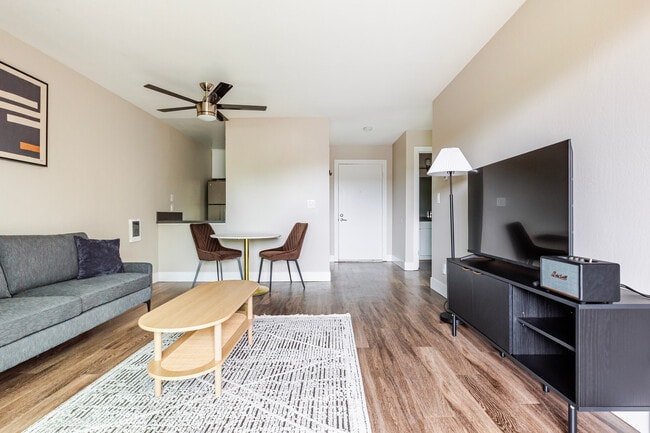 Foto del edificio - 644 Edgewater Blvd