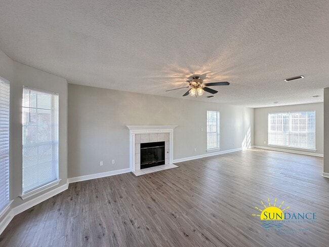 Building Photo - Stunning 4 Bedroom Mary Esther Home, minut...