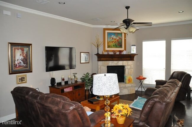 Building Photo - 4 br, 2.5 bath House - 1136 Glendon Dr UNIT