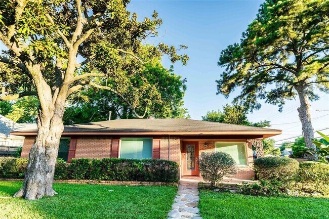 Building Photo - 946 E 14th St