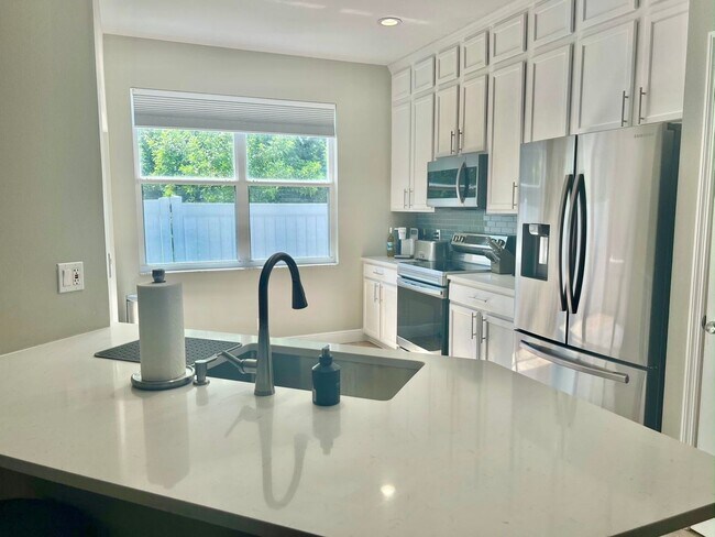 Building Photo - 3 Bedroom Townhome in Saint Petersburg