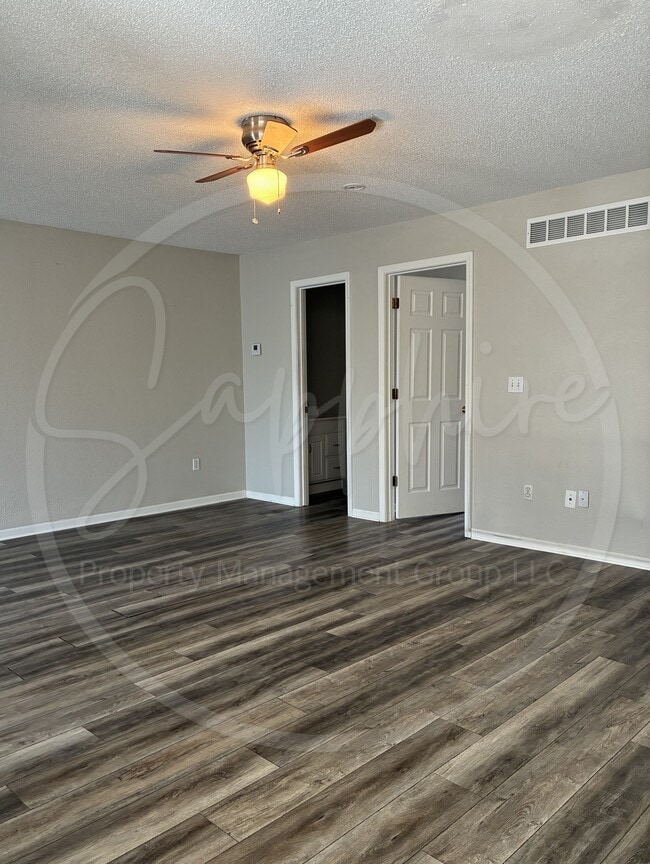 Foto del edificio - 5623 N Northwood Terrace