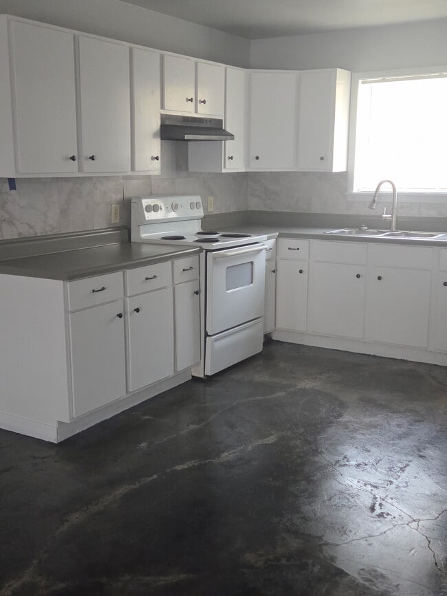 Building Photo - Yoakum - 503 B