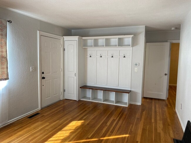 Building Photo - Beautiful 3 bed/2 bath On South Hill!