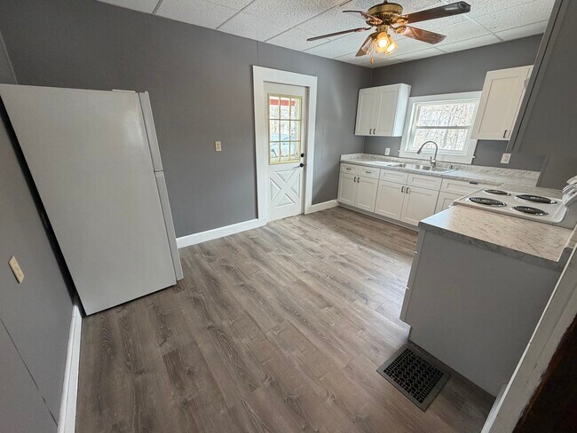 Building Photo - 44 Lebanon Ave