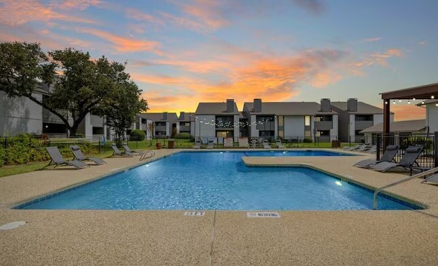 Foto del edificio - 145 W Pioneer Pkwy
