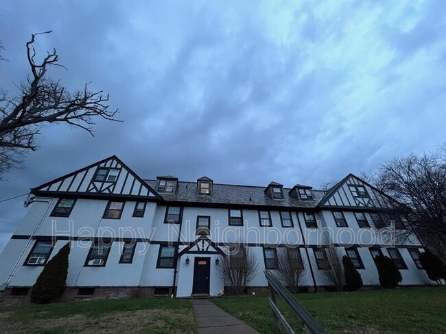 Building Photo - 130 Bradley Ave