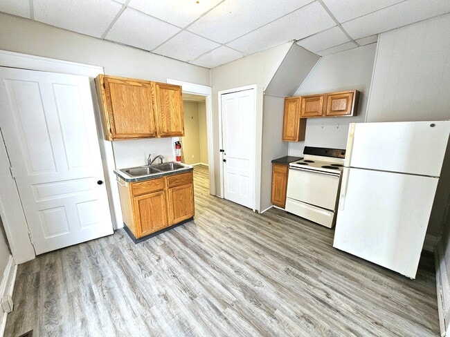 Kitchen - 132 Union St N