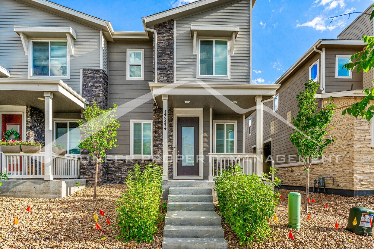 Primary Photo - Beautiful Home with 2 Car Garage and Centr...