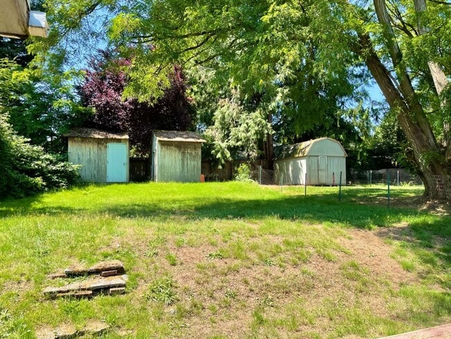 Building Photo - 11721 Roosevelt Way NE